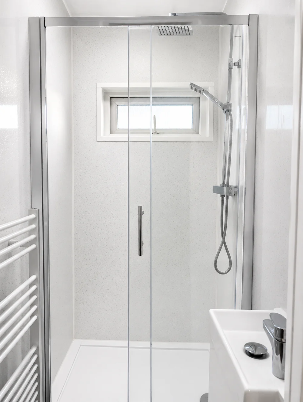 Clean guest shower facilities at Cedars House